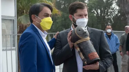 El gobernador de Arica, Jorge Díaz, recibe al Presidente Gabriel Boric.
