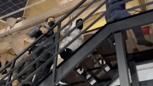 Arturo Vidal llegó al Monumental para ver a Colo Colo