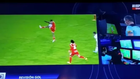 Patricio Loustau revisó la mano de Inter y decretó falta a favor de Colo Colo