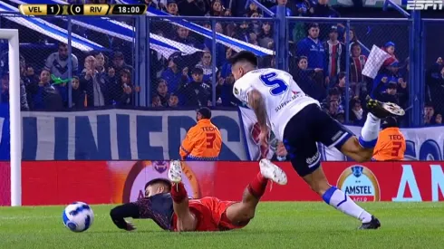 Paulo Díaz tuvo que meter la mano para corregir su fallo.