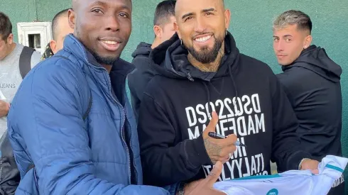 Augustine Ezeali posó con Arturo Vidal, a quien llamó "mi mentor".