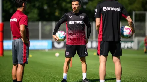 El Bayer está feliz y celebra: Charles Aránguiz logró llegar a la pretemporada con tres días de retraso.