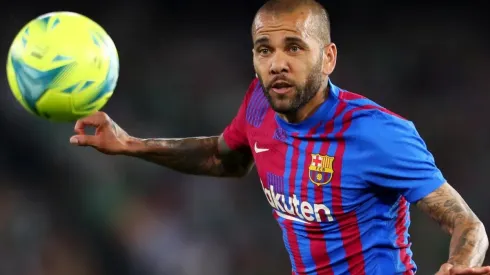 Dani Alves comenzó a buscar club por Instagram