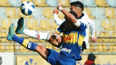 Everton ante Colo Colo en el estadio Sausalito.