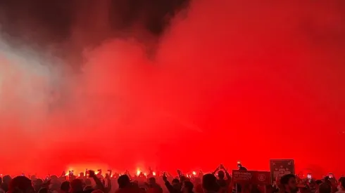 Los hinchas del Inter de Porto Alegre prepararon un infierno para recibir al equipo antes del partido con Colo Colo