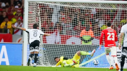 El penal de Gabriel Costa dejó a Colo Colo con ventaja global de 3-0, pero Internacional luego pasó por arriba al subcampeón chileno y dio vuelta la llave