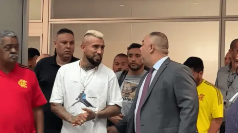 Arturo Vidal fue recibido por parte de directivos de Flamengo.