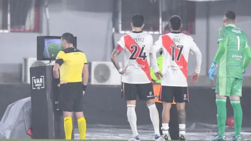 Tobar revisando el VAR y escuchando a los jueces del VAR