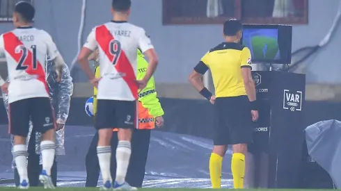 Roberto Tobar tuvo el aplomo para cambiar su decisión y anular el gol de River Plate por una mano que no percibió en primera instancia