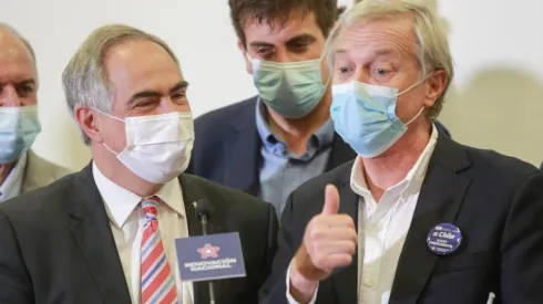 Francisco Chahuán, en la imagen junto al excandidato presidencial José Antonio Kast, asegura que apoyarán varias reformas a la Constitución.