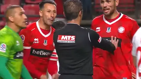 Nicolás Gamboa en la polémica por terminar el partido cuando La Calera alegaba mano del arquero de Ñublense.