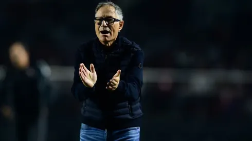 Ariel Holan anima a sus dirigidos en la goleada sufrida ante Sao Paulo.