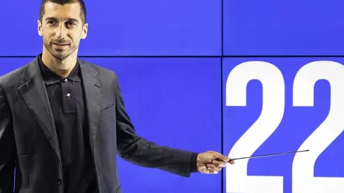 El volante Henrikh Mkhitaryan utilizará la camiseta de Arturo Vidal.