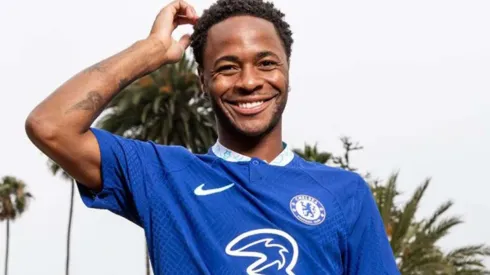 Sterling posando con la camiseta del Chelsea