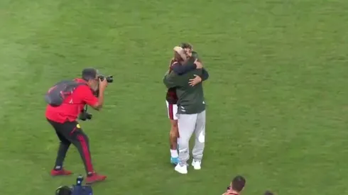 Gabigol fue el primero en acercarse a Vidal en el Maracaná