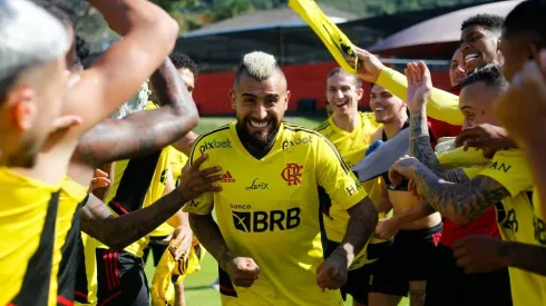 Arturo Vidal pasando por el túnel de bienvenida de sus compañeros de Flamengo.