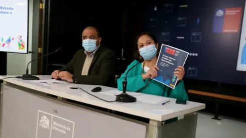 El ministro de Educación, Marco Antonio Ávila, y la subsecretaria de Educación Superior, Verónica Figueroa, entregaron el informe de los deudores del CAE.