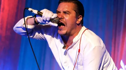 Mike Patton sobre el escenario, en la época pre pandemia.