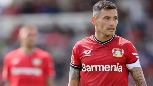 Charles lució la banda de capitán en el primer partido de pretemporada