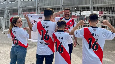 La familia alba con sus camisetas estampadas por Pablo Solari.