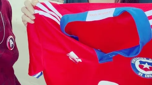 La camiseta de La Roja modificada para la campaña del Apruebo, de cara al Plebiscito de Salida.