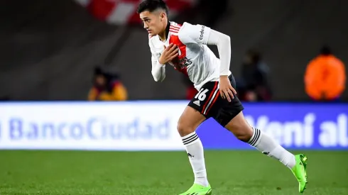 El "Pibe" hizo su estreno con la camiseta Millonaria ganándose los aplausos del público y los medios.