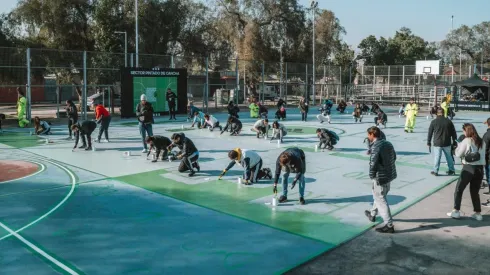 Adidas llena de color seis canchas de barrio en Santiago.