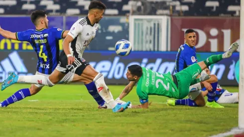 Colo Colo aseguró el liderato del Campeonato Nacional de cara a una nueva edición del Superclásico del fútbol chileno, ante Universidad de Chile, en Talca.