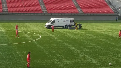 Por varios minutos se esperó la llegada de la ambulancia al estadio.
