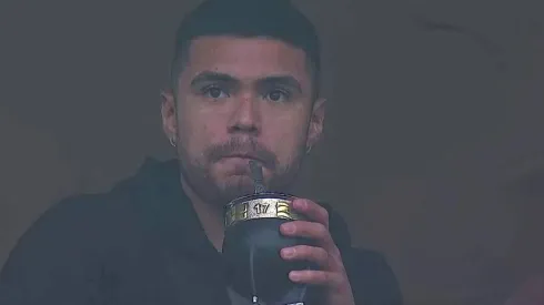 Paulo Díaz, mate en mano, viendo a San Lorenzo y Talleres en Argentina
