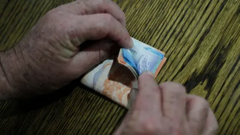 ¿Cuándo se realiza el reajuste del sueldo mínimo y cuál es el nuevo monto?