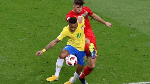 Meunier y Neymar defendiendo a sus selecciones