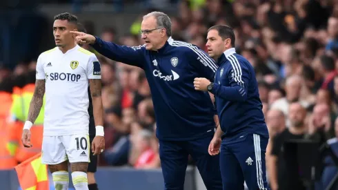 Raphinha junto a Bielsa en el Leeds United