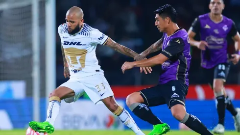 Dani Alves en su debut con Pumas