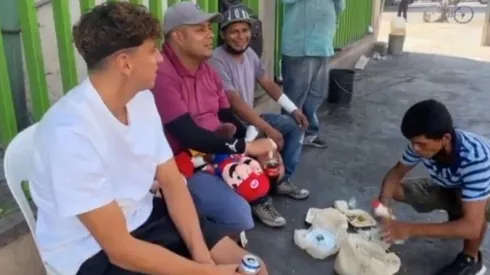 No es primera vez que el formado en la U se da tiempo para compartir con la gente.