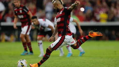 Triunfo de Flamengo en la primera titularidad de Vidal y el primer gol del King con el Mengao.