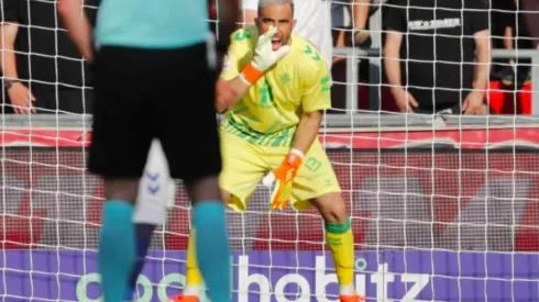 Claudio Bravo fue titular, pero no logró evitar la derrota del Betis