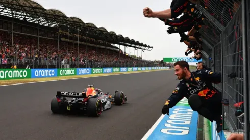Max Verstappen se sobrepuso a una mala clasificación y logró su 8° triunfo en la temporada.