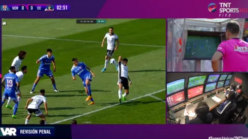 Piero Maza tuvo que revisar el VAR para definir un penal para la U ya que en un principio cobró tiro libre al borde del área para los azules.