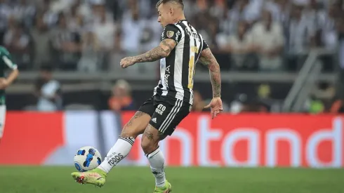 Edu Vargas jugó los minutos finales del empate entre el Mineiro y Palmeiras.