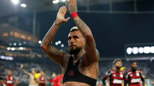 Vidal se acercó a la torcida de Flamengo a regalar su camiseta