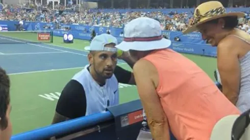 Kyrgios en el momento que pregunta a una aficionada