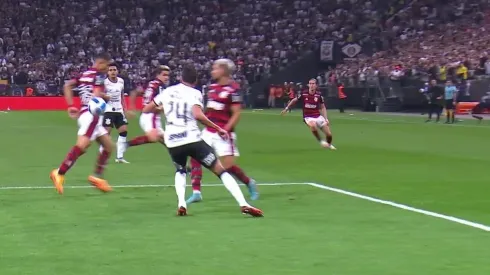 El momento en que la pelota pega en la mano de Gomes antes del gol de Flamengo