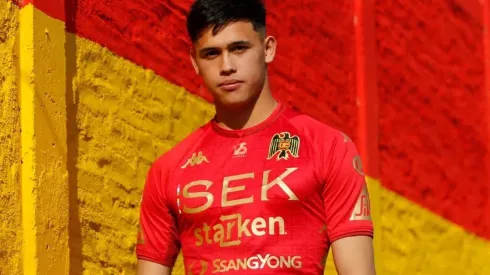 Gabriel Norambuena fue uno de los jugadores que modela la camiseta de Unión Española.