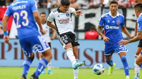 Pavez anotando un gol ante la U en el Monumental