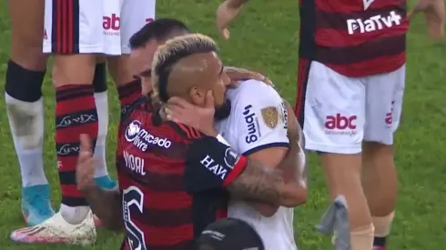 Vidal y Renato Augusto se abrazaron al final del partido