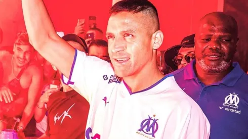 Alexis mandó una crítica a los hinchas chilenos luego de su recibimiento en Francia.