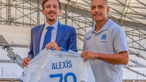 Alexis Sánchez y la camiseta número 70, junto al presidente de Olympique de Marsella, Pablo Longoria