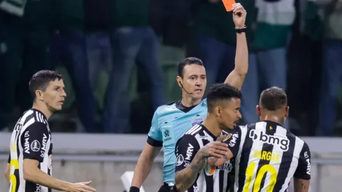 Eduardo Vargas siendo expulsado en duelo ante Palmeiras