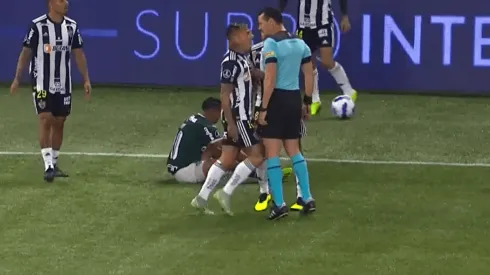 Eduardo Vargas se encaró con Wilmar Roldán tras una decisión del árbitro.